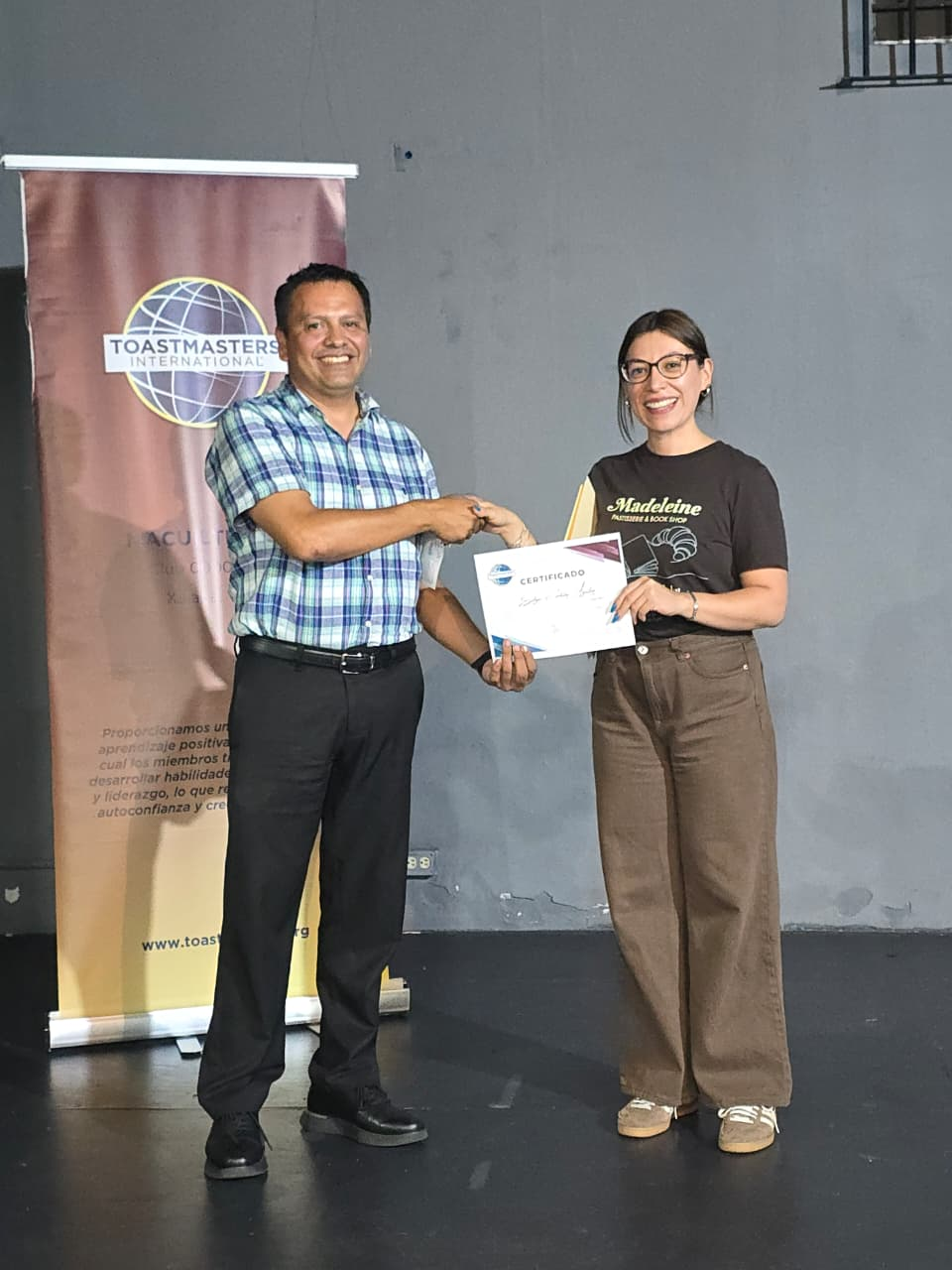 Entrega de reconocimiento en el Club Macuiltépetl